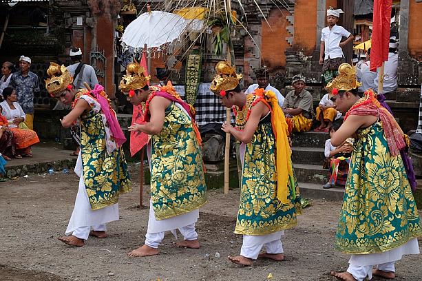 他にも二つの神聖な踊りが舞われたり、火の儀式があったりと、村の人々総出で無事にお祭りも終了。やっぱりバリは不思議だなぁ～。