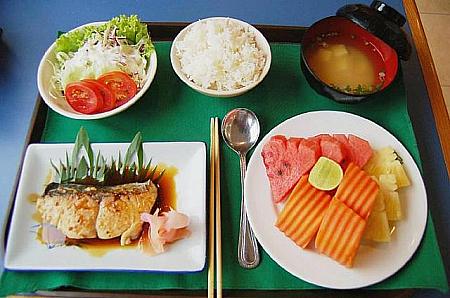日本料理[焼魚]・[ご飯]・[サラダ]・[お味噌汁]の日本食のセットは220バーツ 。
