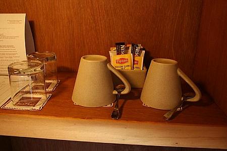飲み物は１日１本のミネラルウォーター、インスタントのコーヒーと紅茶がセットされています。これはフリーチャージ。