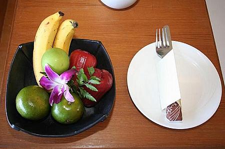 テーブル上には、バナナ・オレンジなどウェルカムフルーツが。