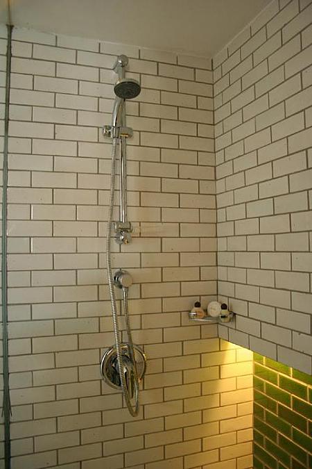 バスタブはけっこう大きめ。シャワーは部屋によって固定式と可動式の２種類があります。