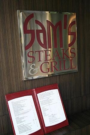 「Sam's Steaks Grill」ではUS牛を豪快に。
　 