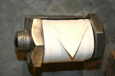 トイレットペーパーがボルトとナットでガッチリ締めつけられてます。
