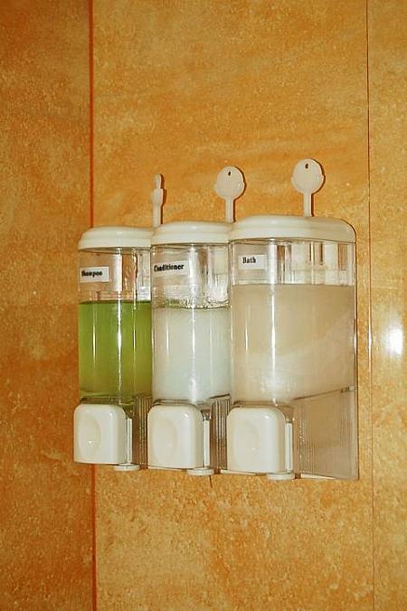 シャワーブースのついたバスルーム。お手洗いも清潔です。
