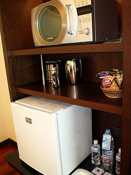 コーヒーマシン、トースター、電子レンジなどがあって、キッチンがわりにも使えます。