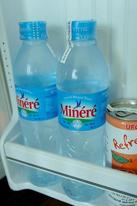 冷蔵庫の有料飲料水。