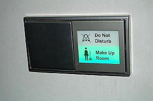 「Make Up Room」と「Do Not Disturb」が掛け札ではなく、ドア付近のボタンで点灯表示されます。 