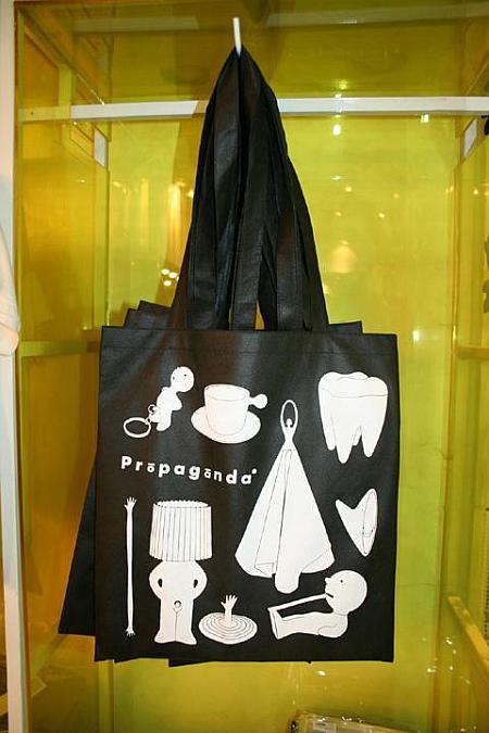 Mr. P Bag　105バーツ<br>
ぽんぽんとものを入れられそうな大き目のかばん。でも紙製なので重たいものはご法度。裏には「プロパガンダ」のロゴが入っています。