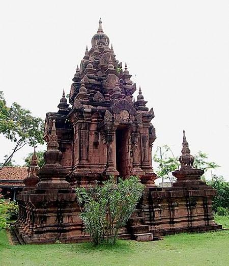 園の入り口付近には、タイ南部地方の建築物が建立されています。
目立っているのは、ナコンシータマラートの仏塔とスラータニーの仏塔。それにしても大きくて高い！
