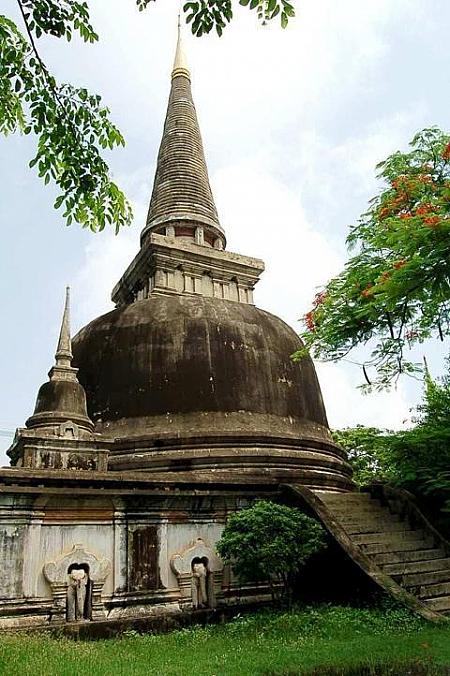 園の入り口付近には、タイ南部地方の建築物が建立されています。
目立っているのは、ナコンシータマラートの仏塔とスラータニーの仏塔。それにしても大きくて高い！
