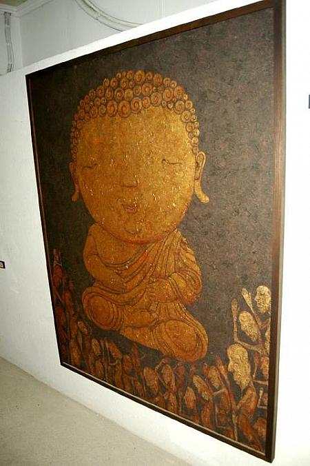ほっこりとした作風で知られる、チェンマイ在住のアーティスト、
ナディーさんの作品が展示されていました。
