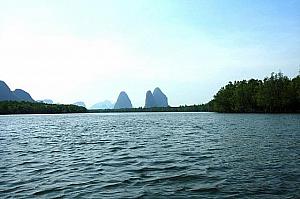 川の両脇にはマングローブが広がります。大小160以上もの島があるパンガー県。形異なる山々に囲まれてワイルド感満点です。
