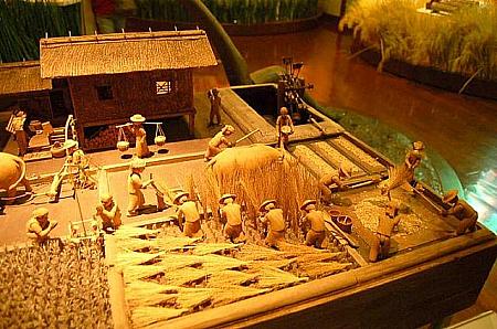 竹細工のミニチュア模型やからくり人形、知恵の輪や鉄砲のおもちゃ等が展示されています。 
