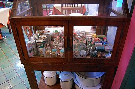 ガラス張りの棚にはアンティークのコレクションが色々あります