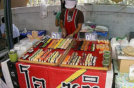 最近タイでは当たり前になってきた日本食ですが……、でも炎天下にこれは危険ですよね。あまりにも安い値段設定に余計ビビリます。