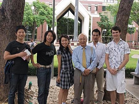 左から佐野エチケットさん、平安桜のTAKAHIROさん、KAZUKIさん、バンコク大学の横山先生、MAROさん、リアムさん。（ナビはカメラマン……）