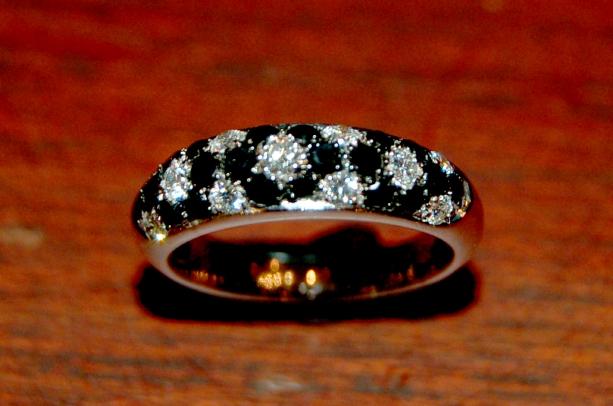 【K18ホワイトゴールドブラック＆ホワイトダイヤモンドリング：0.38(W)0.68(B)ct】　ブラックダイヤとホワイトダイヤのカラーコンビネーションの指輪です。シックな服装にもカジュアルな服装にも合いそうなデザインですね<br>US$1300
