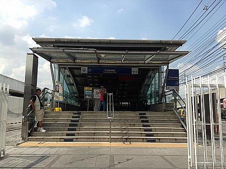 MRT（地下鉄）ガムペーンペット駅の３番出口をでて目の前に「オートーコー市場」があります！！