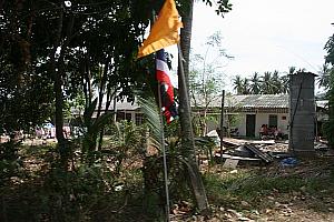 タイ国旗＆黄色い王室国旗が途中所々に立っています。