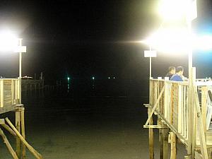 沖合いに見える緑の灯りはイカ釣り船のライトです