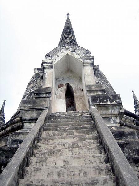 仏塔内には3世代の王様の遺骨が納められています