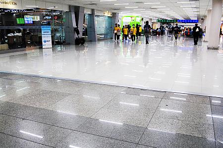 ターミナル１とターミナル2の境目　床の色が異なります