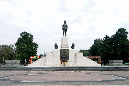 ルンピニー公園正面に立つラマ6世王の銅像