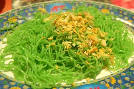 緑の中華麺<br>

色がちょっと・・・、と思われがちですがタイスキの定番です。そのまま食べても、鍋に入れてもどちらでもOK！