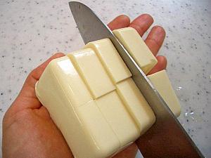 1. 豆腐は食べやすい大きさに切る。

