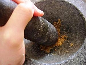 2. ニンニク（A）と粒胡椒はクロック（臼）で叩く。
☆クロックがない場合はすり鉢で代用
