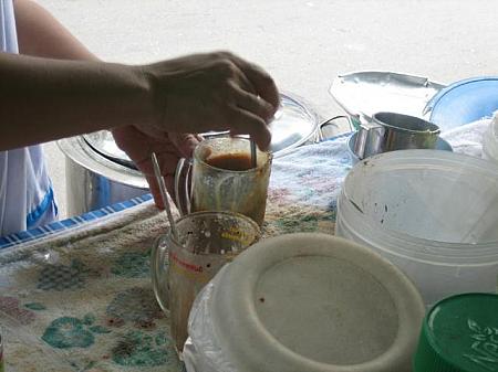 タイ語では、「アオ　カフェ・イェン」。インスタントコーヒーから作ります。大量の砂糖を加えて、カップ一杯のミルクで溶きます。
