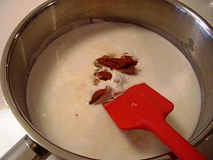 7. フライパンにココナッツミルクとレッドカレーペーストを入れたらよく混ぜ合わせ、油と香りが出るまで火にかける。
☆焦げないように注意しましょう！