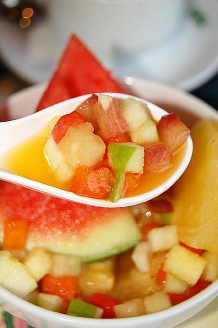 パイナップルは、スイカと並んでホテルの朝食バイキングのデザートとしても常連ですね。