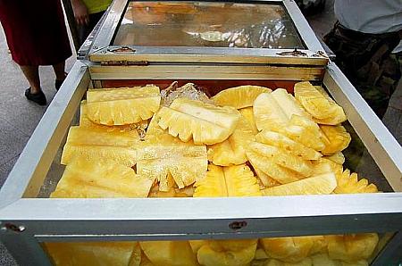 フルーツ屋台では、生のパイナップルを10バーツ（約35円）で売っています。