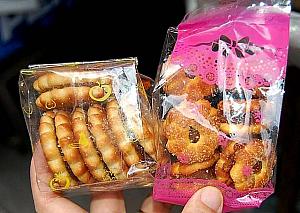 【ジャムサンドクッキー】 煮詰めたパイナップルジャムをサンドしたクッキーは、タイでは一般的なお菓子。タイ人が地方に旅行したときのお土産の定番にもなっています。
