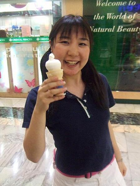 コーンシングル　バニラ　9バーツ<br>
スタンダードなバニラアイスクリーム、その形にご注目。　ポッコリかわいい丸型は普通のアイスとは一線を画す風貌です。　味はソフトクリームと乳脂肪の低めのアイスの中間、少し固めの質感です。
