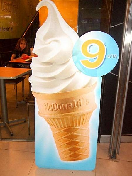 バニラ　9バーツ
<br>最もスタンダードなソフトクリームアイス。　価格はアンダー10バーツ。　屋台よりも安い！　味は日本のマックのソフトクリームに近い、ミルクたっぷり味です。　量もちょうどいい！

