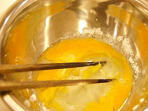 3. 鍋に卵を割りほぐし、砂糖と塩を少しずつ加えながら混ぜる。
