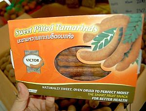 ◆タマリンド<br>
タマリンドの殻を取ったもの。おやつとしてよく食べられています。写真真ん中のマカームワーン（スウィート・タマリンド）が特に好んで食べられています。
