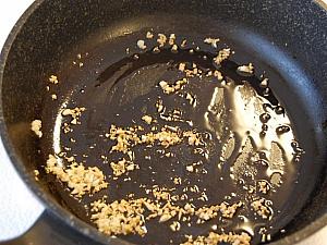 9. フライパンに多めに油を熱し、ニンニクが薄っすらきつね色になるまで炒める。 