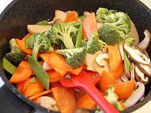 11. 万能ネギ以外の野菜と鶏ガラスープを入れて煮込み、野菜に火を通す。 