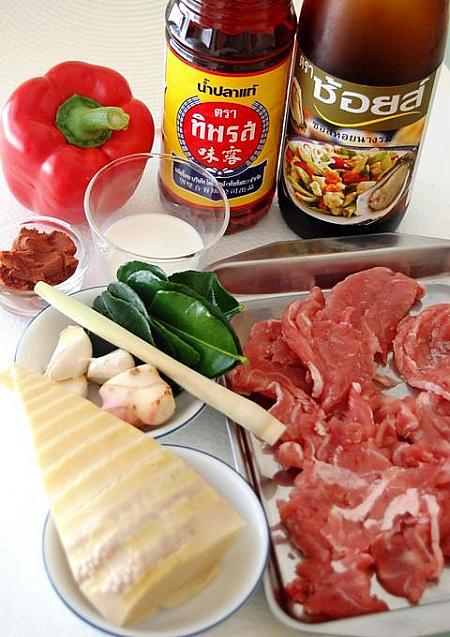 【レシピ】豚肉と野菜のレッドカレーペースト炒め
