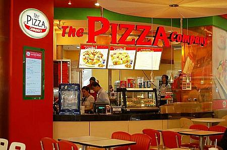 ２８ バーガーキング/ピザ カンパニー/デイリー クイーン/カフェ リタッザ<br>
ファーストフード店が固まっています。
