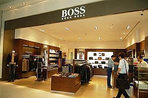 ３３ Boss
<br>男性向けの服やカバン、ネクタイなどが揃います。
