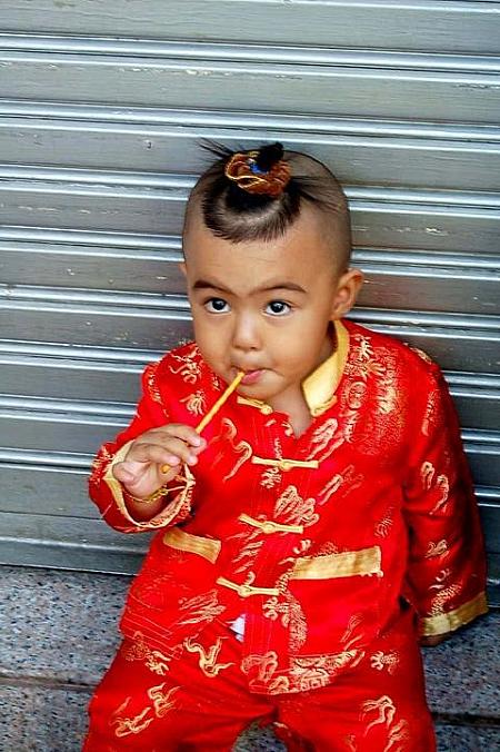 中国で縁起がよいとされているのは赤、この日は赤い服を着た人たちでいっぱい。
小さな子どもが中華風の格好をするととっても可愛らしいですね。
ワンちゃんも赤い服を着せてもらってご機嫌だワン！
