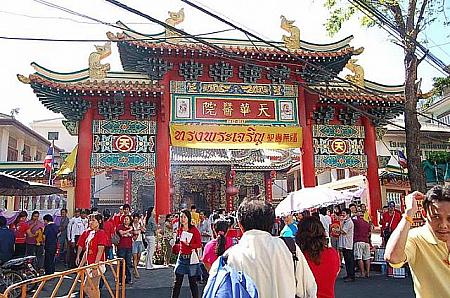 お寺もたくさんの参拝客でごった返していました。商売上手な華僑のひとたちのこと、
願うはやっぱり商売繁盛でしょうか。
