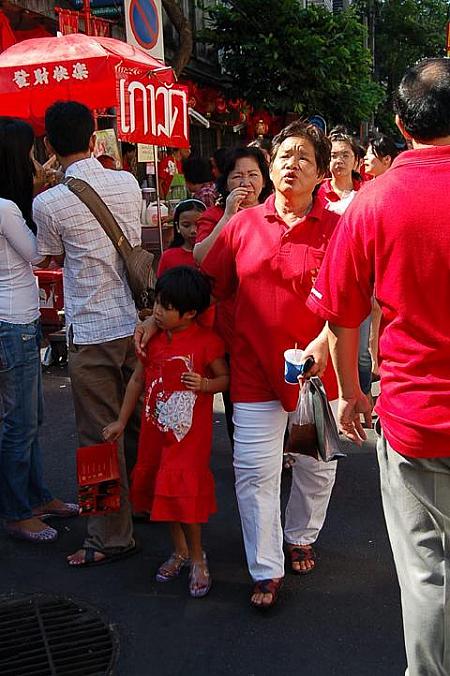 中国で縁起がよいとされているのは赤、この日は赤い服を着た人たちでいっぱい。
小さな子どもが中華風の格好をするととっても可愛らしいですね。
ワンちゃんも赤い服を着せてもらってご機嫌だワン！
