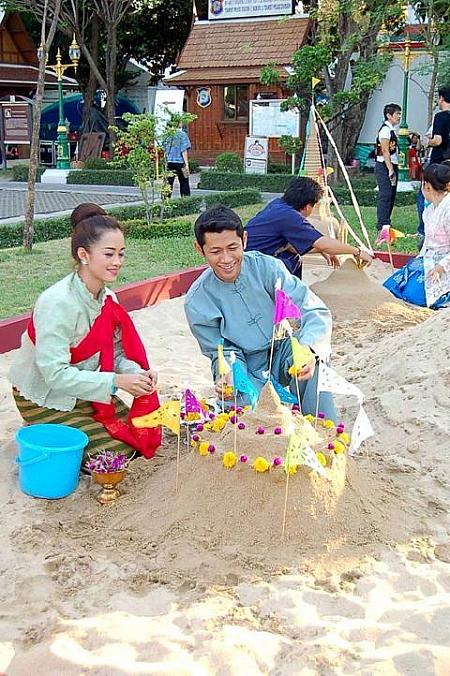 砂でできたチェディ（仏塔）を作る、伝統行事がありました。
