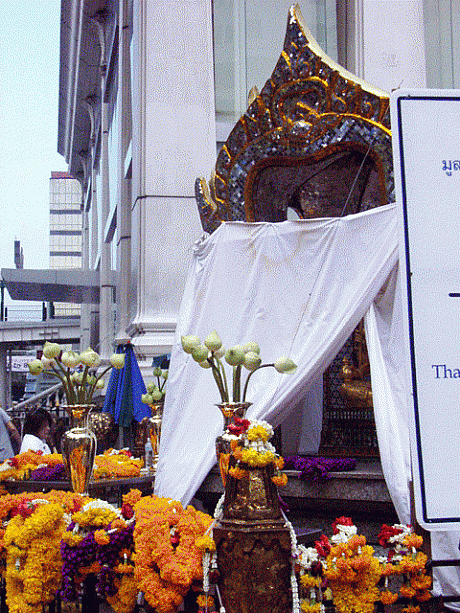 バンコク一ご利益があると絶大な支持を集めるエラワン祠。奉られているブラフマー（梵天）が、現在白い布で覆われています。