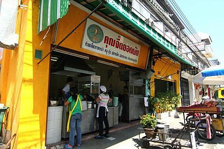 タイ風あんかけ麺「ラットナー」で有名なこちらのお店。おいしさは味にうるさいナビフォトグラファーも太鼓判を押しています。